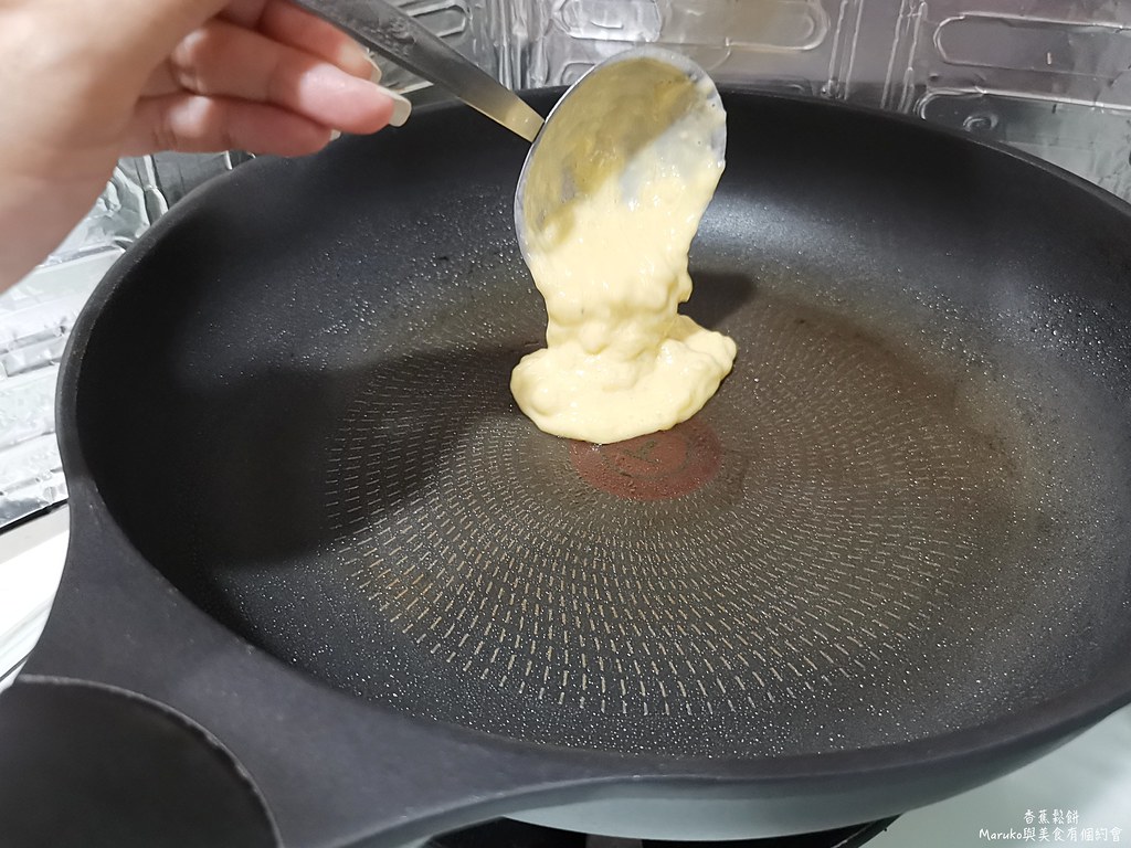 【食譜】香蕉鬆餅｜10分鐘就能完成的平底鍋簡易點心(無泡打粉) @Maruko(丸子)與美食有個約會