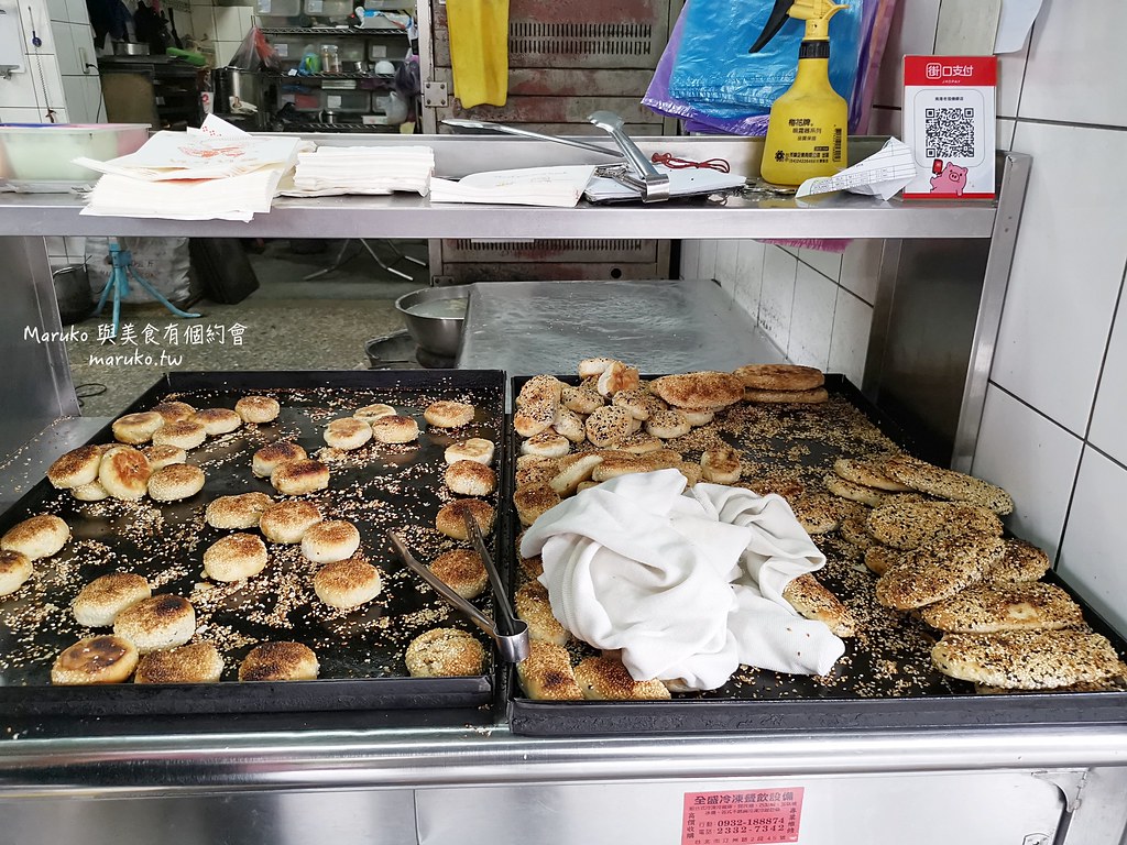 【台北】老張炭烤燒餅店｜在地人氣小吃必點皮脆肉香的炭烤胡椒餅，南港展覽館週邊美食推薦！ @Maruko(丸子)與美食有個約會