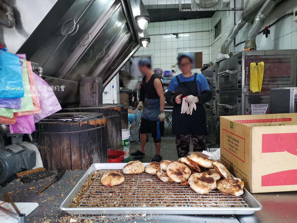 【台北】老張炭烤燒餅店｜在地人氣小吃必點皮脆肉香的炭烤胡椒餅，南港展覽館週邊美食推薦！ @Maruko(丸子)與美食有個約會